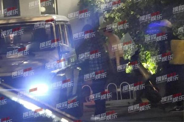 马思纯停车场等男友，穿白色外套黑色短裙