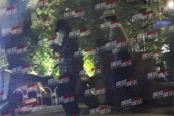 马思纯停车场等男友，穿白色外套黑色短裙