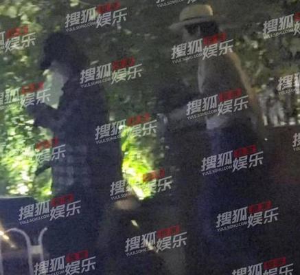 马思纯停车场等男友，穿白色外套黑色短裙