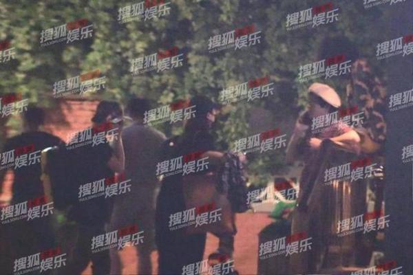 马思纯停车场等男友，穿白色外套黑色短裙