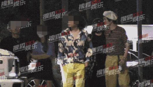 马思纯停车场等男友，穿白色外套黑色短裙