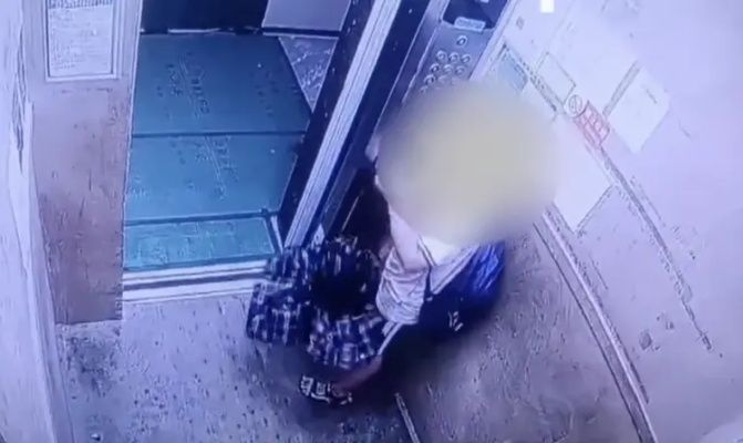 心惊！男孩用雨伞拦电梯被夹住被困