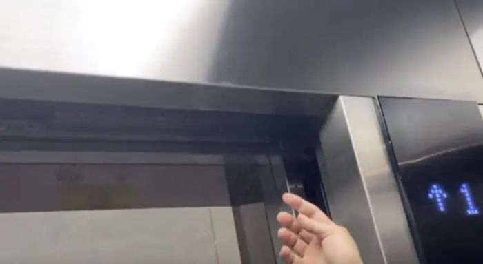 心惊！男孩用雨伞拦电梯被夹住被困