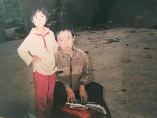 全身瘫痪小伙带全家住集装箱种菜，赔光拆迁款仍坚持