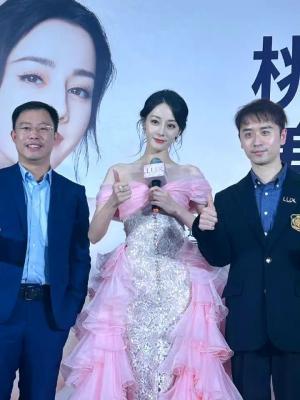 迪丽热巴满眼都是对身高的渴望，网友：她真想长高