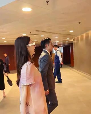 方媛穿宽松连衣裙陪郭富城看赛马被指孕味十足