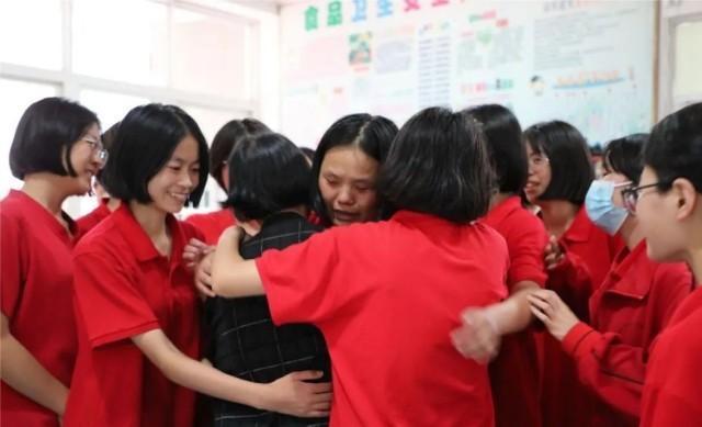 高考结束，她又“躲”了起来……