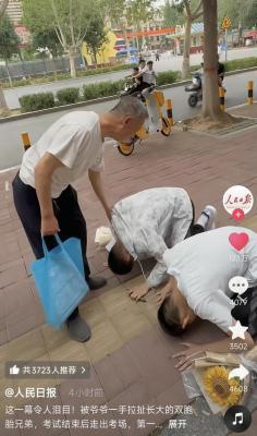 探访双胞胎兄弟老家：老屋四面墙贴满奖状