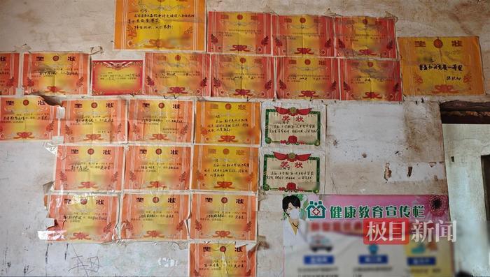 探访双胞胎兄弟老家：老屋四面墙贴满奖状