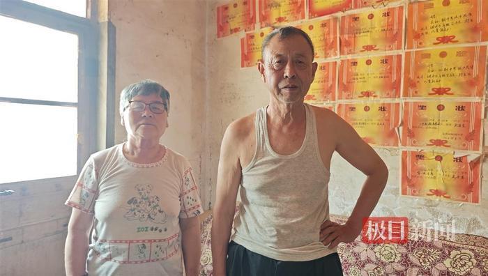 探访双胞胎兄弟老家：老屋四面墙贴满奖状