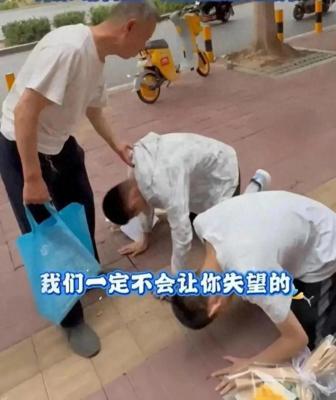 双胞胎兄弟跪谢爷爷：带我们考上大学