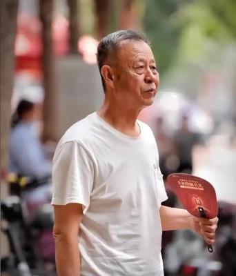 双胞胎兄弟跪谢爷爷：带我们考上大学