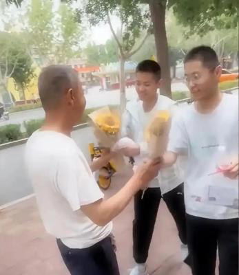 双胞胎兄弟跪谢爷爷：带我们考上大学