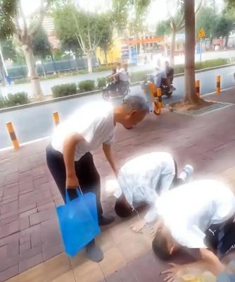 双胞胎兄弟跪谢爷爷：带我们考上大学