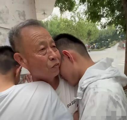 双胞胎兄弟跪谢爷爷：带我们考上大学