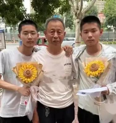 双胞胎兄弟跪谢爷爷：带我们考上大学