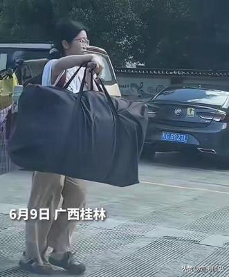 高考结束，女生挑行李回家的画面感动网友