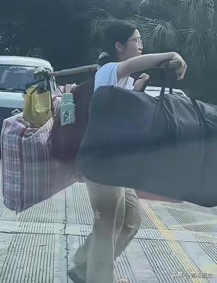 高考结束，女生挑行李回家的画面感动网友