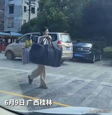 高考结束，女生挑行李回家的画面感动网友