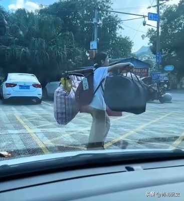 高考结束，女生挑行李回家的画面感动网友