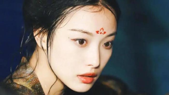 倪妮东极岛写真曝光造型颠覆以往形象