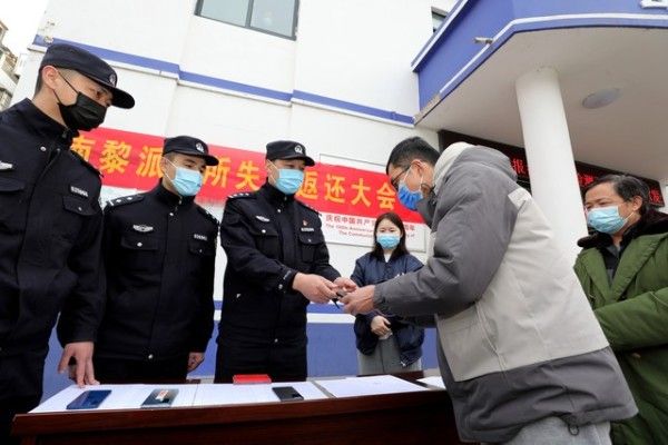 父母殴打女儿出气，致其身体多处受伤