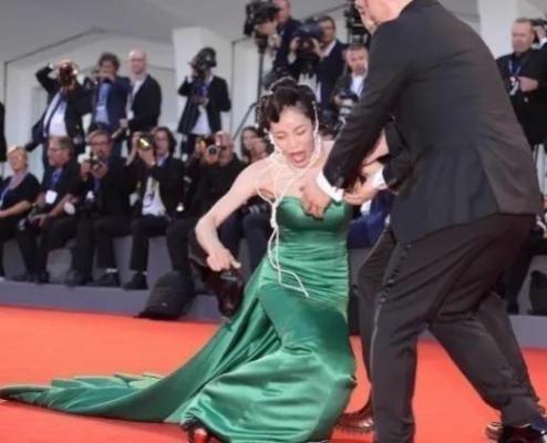 女星走红毯意外频发，尴尬瞬间成社死现场