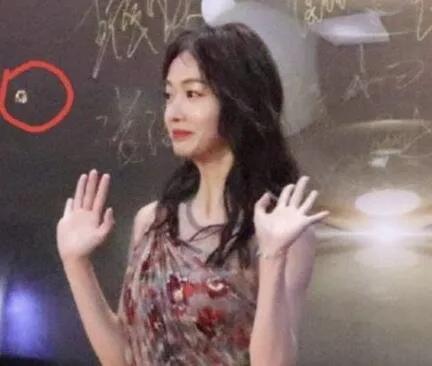 女星走红毯意外频发，尴尬瞬间成社死现场