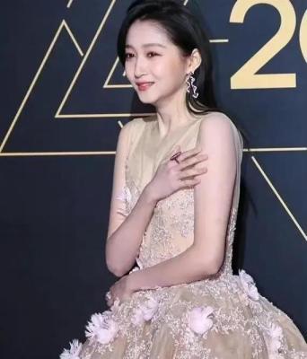 女星走红毯意外频发，尴尬瞬间成社死现场