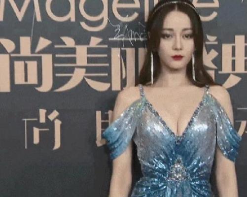 女星走红毯意外频发，尴尬瞬间成社死现场