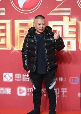 女星走红毯意外频发，尴尬瞬间成社死现场