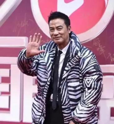 女星走红毯意外频发，尴尬瞬间成社死现场