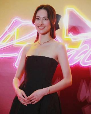 36岁梁洛施被曝新恋情，对方身份引关注