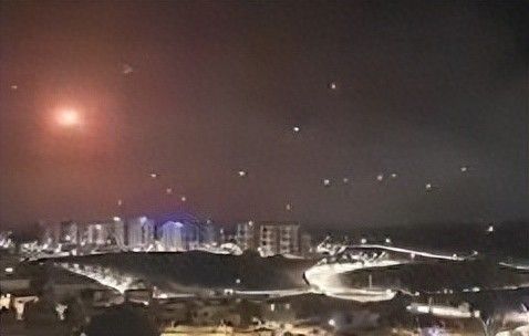伊朗以色列互相发射导弹，夜空被照亮
