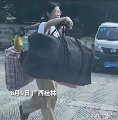 
&quot;扁担女孩&quot;账号曝光？一夜涨粉3万，正脸照流出，网友：是本人？

