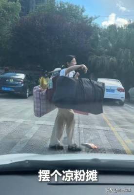 "扁担女孩"账号曝光?一夜涨粉3万,正脸照流出,网友:是本人?