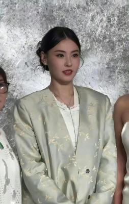 张柏芝现身机场，气质大变引发热议不断