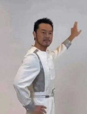 吉克隽逸演唱会翻车,粉底液成焦点,好友力挺揭露秘密