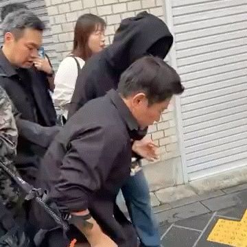 周杰伦患强直性脊柱炎，近照曝光弯腰驼背走路缓慢