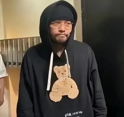 周杰伦患强直性脊柱炎，近照曝光弯腰驼背走路缓慢