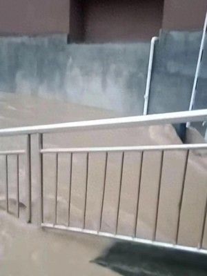 郑州暴雨致车库被淹，4人失联引发关注