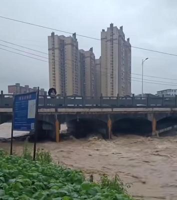 郑州暴雨致车库被淹,4人失联引发关注