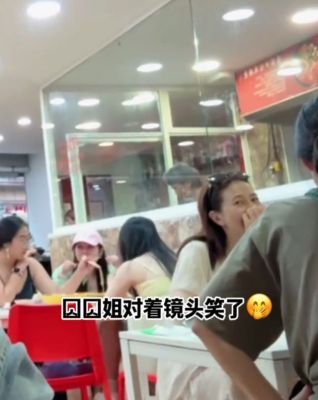高圆圆带6岁女儿西班牙吃麻辣烫，Rhea乖巧可爱像爸爸