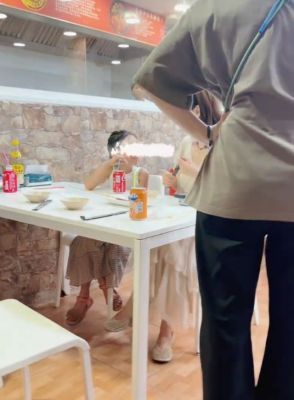 高圆圆带6岁女儿西班牙吃麻辣烫，Rhea乖巧可爱像爸爸
