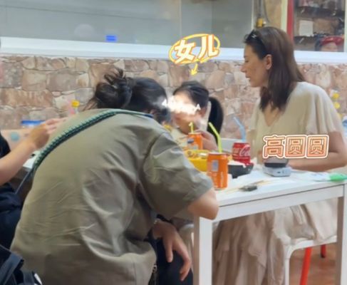 高圆圆带6岁女儿西班牙吃麻辣烫，Rhea乖巧可爱像爸爸