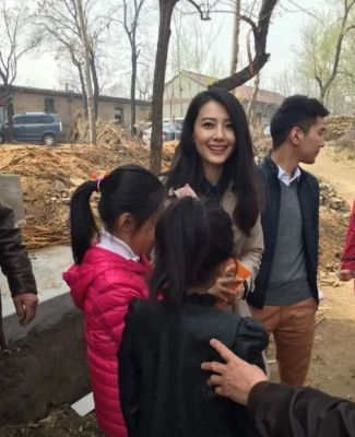 高圆圆带6岁女儿西班牙吃麻辣烫，Rhea乖巧可爱像爸爸