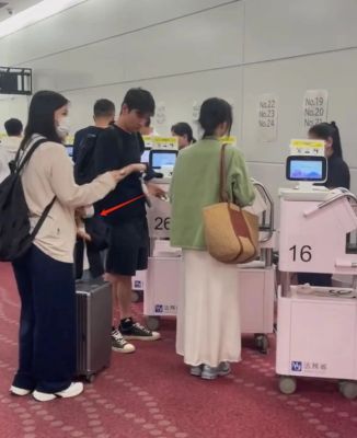 高圆圆带6岁女儿西班牙吃麻辣烫，Rhea乖巧可爱像爸爸