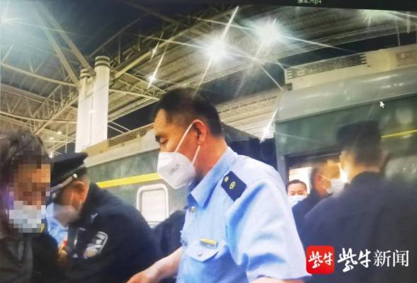 醉酒男撕扯女孩头发被过路群众制服