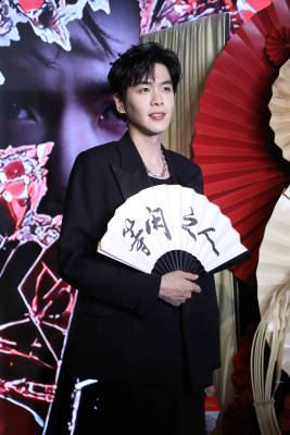 张若昀为蜡像取名“张若的”