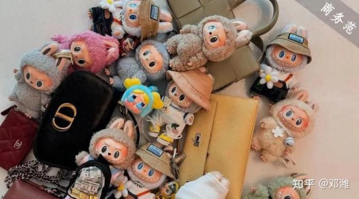 泰国公主拎爱马仕配Labubu！国产“Jellycat”，为什么火爆泰国？
